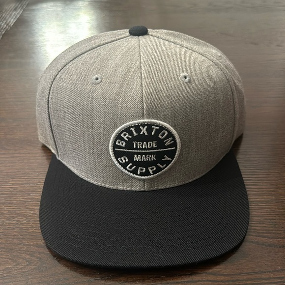 Braxton Snap Back Light Heather Grey and Black Hat - Picture 1 of 5